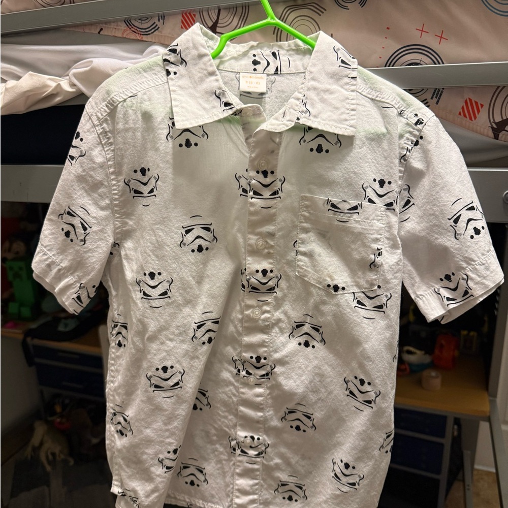 Boys White Short Sleeve Button-Up Shirt with Stormtrooper Print (5-6)